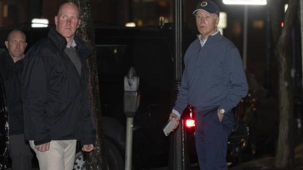 <p>Joe Biden reagiert auf einen lauten Knall, als er sein Wahlkampfhauptquartier verlässt.</p>