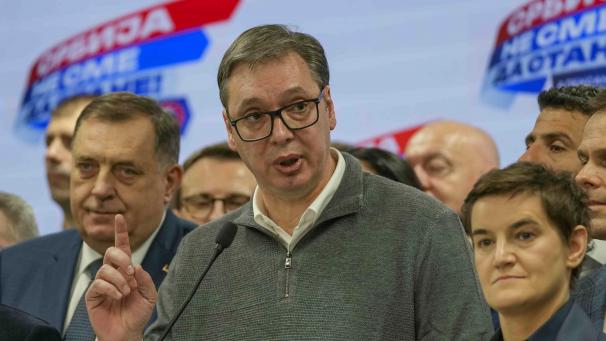 <p>Aleksandar Vucic spricht nach den Parlaments- und Kommunalwahlen zu den Medien in der Zentrale seiner Partei.</p>