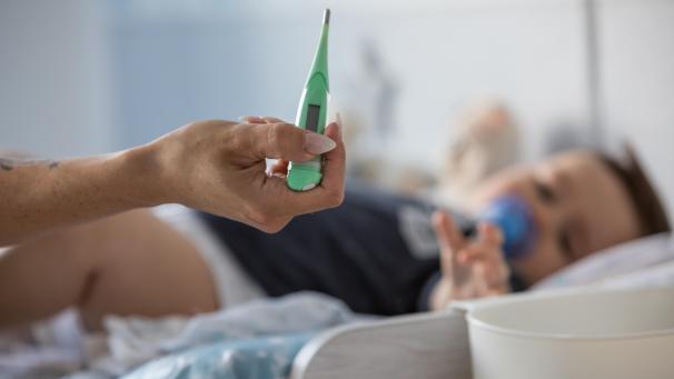 <p>Fieber beim Kind verunsichert viele Eltern, weil sie es nicht richtig einschätzen können. Im Zweifel gilt: lieber ärztlich abklären lassen.</p>