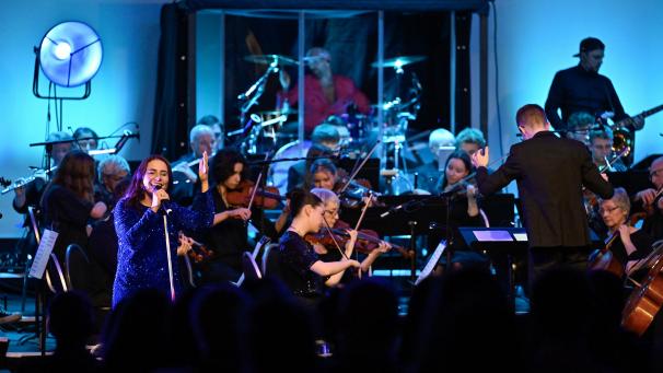 <p>Wenn sich Klassik und Pop treffen, muss der Drummer auch einmal in den Kabuff.</p>