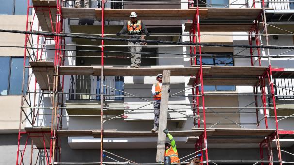 <p>Das Baugewerbe erlebt schon seit einiger Zeit schwierige Zeiten. Der Verband des Bausektors fordert jetzt unter anderem eine Vereinfachung der bei Bau- und Renovierungsprojekten vorgeschriebenen Verwaltungsschritte.</p>