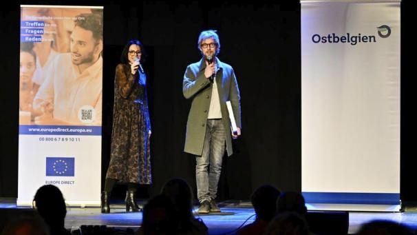 <p>Didier Scheuren mit Moderatorin Heike Verheggen</p>