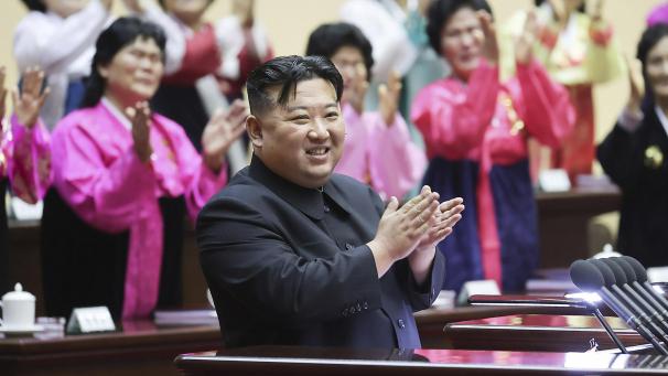 <p>Dieses von der nordkoreanischen Regierung zur Verfügung gestellte Foto zeigt Kim Jong Un bei der Nationalen Mütterversammlung.</p>