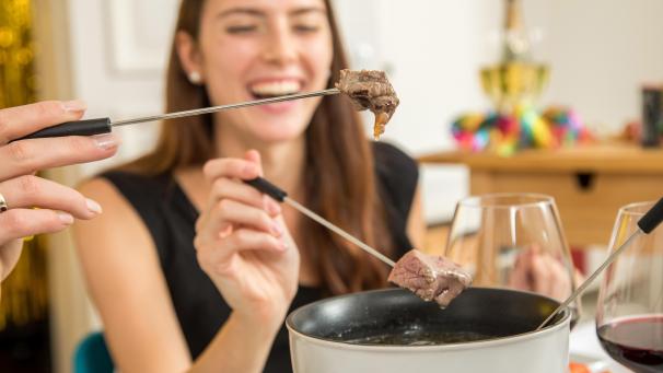 <p>Beim Elektrofondue wird zwar nicht mit offener Flamme hantiert, aber auch das Stromkabel sollte ordentlich isoliert sein.</p>