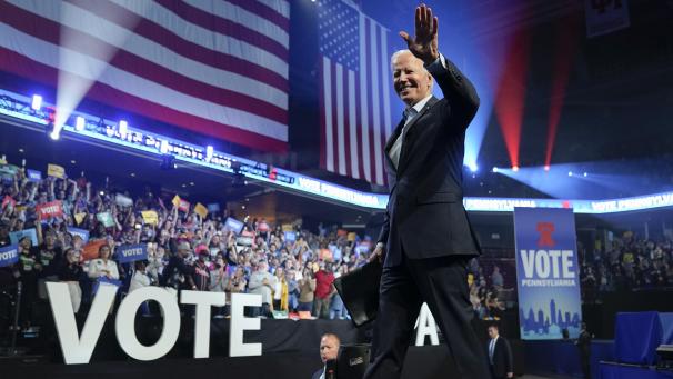 <p>.Joe Biden winkt als er die Bühne bei einer Wahlkampfveranstaltung in Pennsylvania verläßt.</p>