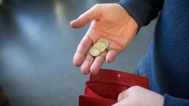 <p>Die Ergebnisse der neuen Statbel-Erhebung zeigen auf: Rund 4 von 10 Belgiern haben Schwierigkeiten finanziell über die Runden zu kommen.</p>