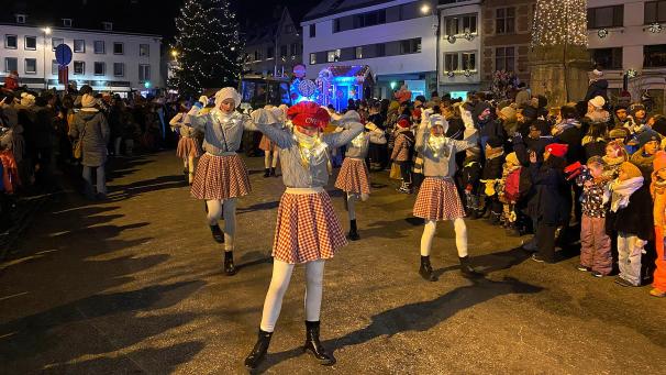 <p>50 Komparsen und 40 Tänzerinnen wirken in der Parade mit.</p>