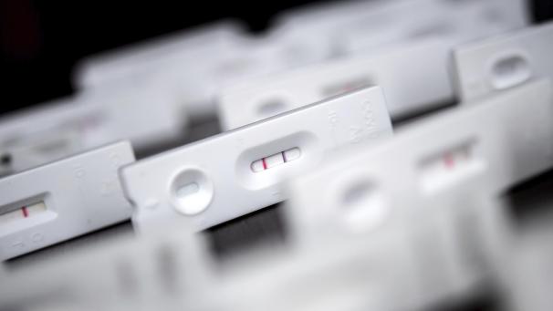 <p>Unzählige Corona-Tests fallen derzeit positiv aus.</p>