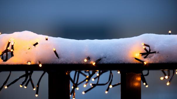 <p>„IP23 ist ein Minimum, IP44 ist besser, IP65 ist ideal“, so der Tipp für die Wasserschutzklasse für Lichterketten, die draußen verwendet werden.</p>