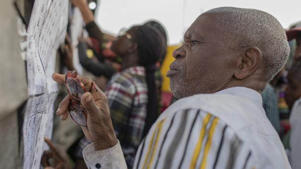 <p>Ein älterer Mann sucht im Rahmen der Stimmabgabe für die Präsidentenwahl vor einem Wahllokal nach seinem Namen auf einem Wählerverzeichnis.</p>