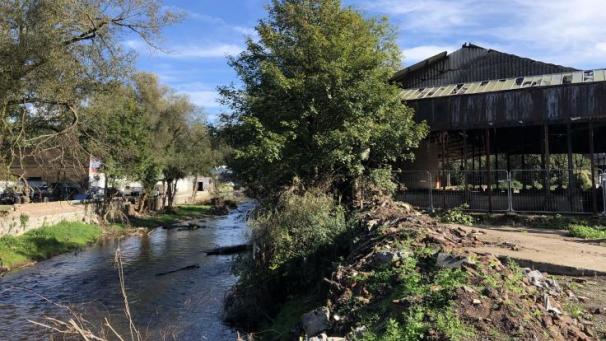 <p>Am Anblick der Industriebrache der früheren Solvent-Fabrik in Verviers wird sich vorerst nichts ändern. Das Gelände geht in das Eigentum der Stadt Verviers über, die nun die Ergebnisse einer hydrologischen Studie abwartet.</p>