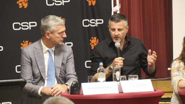 <p>Pascal Arimont mit Experte Herbert Dorfmann bei der Veranstaltung zum Wolf in Weywertz.</p>