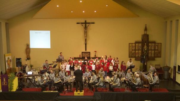 <p>Die Schönberger Pfarrkirche war beim Adventskonzert des Kgl. Musikvereins „Heimatklänge“ unter der Leitung von Julien Theodor sehr gut besucht. Den Gästen wurde ein abwechslungsreiches Programm geboten.</p>