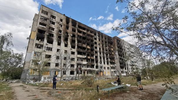 <p>Russische Raketen haben auch dieses Hochhaus zerstört.</p>