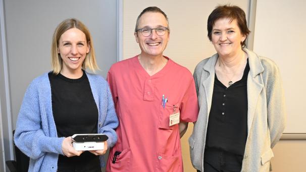 <p>Rebecca Kohnen (Vivias-Verwaltung), Martin Lamsfuss (Wohnbereichsleiter im WPZS Hof Bütgenbach) und Karin Rauschen (Teamkoordinatorin im WPZS St. Elisabeth in St.Vith) freuen sich über die Unterstützung, die das Pflegepersonal durch das sensorbasierte Früherkennungssystem von Stürzen erfährt.</p>