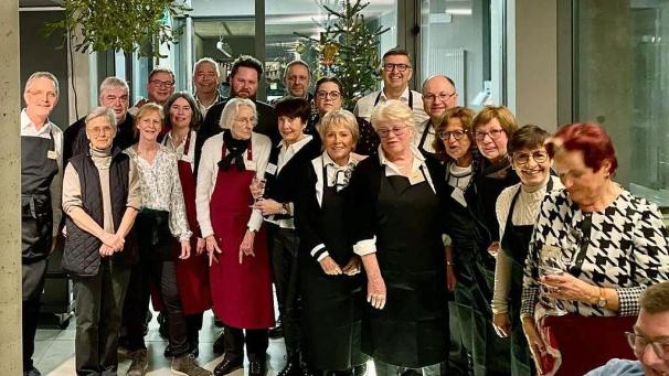 <p>Rund 20 Helfer tun sich alle Jahre wieder zusammen, um gemeinsam einen fast magischen Heiligabend im Alten Schlachthof auf die Beine zu stellen.</p>