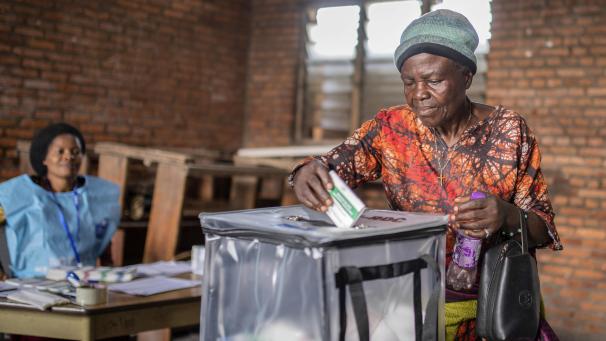 <p>Eine Frau gibt in Goma ihre Stimme während der Präsidentenwahl in einem Wahllokal ab.</p>