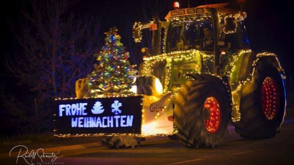 <p>Die leuchtenden Traktoren ziehen viele Zuschauer an.</p>