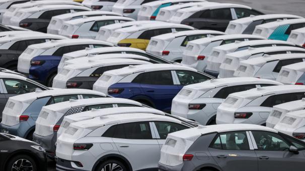 <p>Neuwagen des Typs ID.3 und ID.4 stehen auf einem Parkplatz im Zwickauer Volkswagen-Werk.</p>