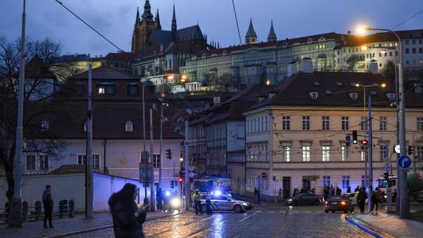 <p>Die Mánes-Brücke in Pragwird von Polizisten gesperrt.</p>