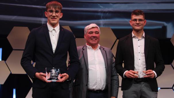 <p>Vizemeister im Stellantis Cup: Tom Heindrichs (l.) und Jonas Schmitz mit dem Koordinator dieses Rallye-Markenpokals, Davie Meert.</p>