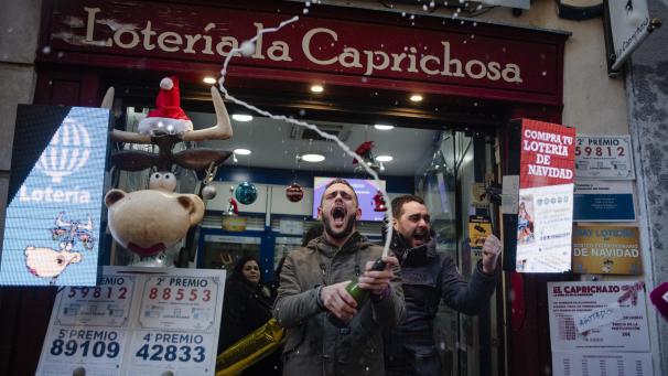<p>Zwei Gewinner feiern in La Caprichosa ihr Glück in der Verwaltung, in der sie ihre Lose gekauft haben.</p>