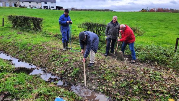<p>Mit den Erdarbeiten beschäftigt sind (von links) Willy Radermacher, André Hick, Michael Stein. Vorne Christoph Laschet (mit Wasserschaufel).</p>
