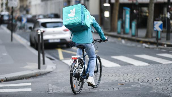 <p>Kurier des Online-Lieferdienstes Deliveroo</p>