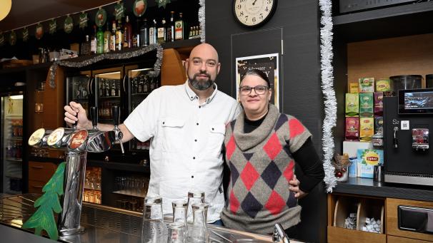 <p>Alles im Griff: Daniel Willems und Christel Spieshöfer betreiben seit Oktober das KTC-Clubheim.</p>