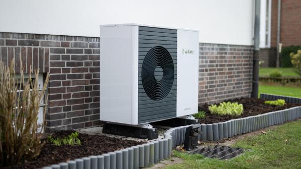 <p>Eine Wärmepumpe der Firma Vaillant vom Typ „aroTHERM plus“ ist an einem Einfamilienhaus zu sehen.</p>