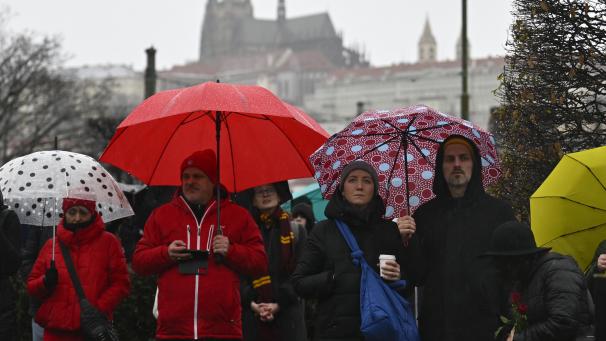 <p>Trauernde halten eine Schweigeminute für die Opfer der Schusswaffenattacke vor dem Gebäude der Philosophischen Fakultät der Karls-Universität.</p>