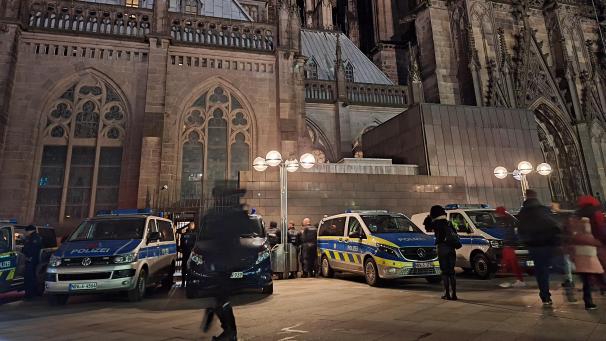 <p>Einsatzfahrzeuge der Polizei stehen vor dem KölnerDom.</p>