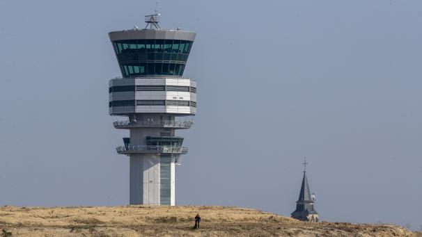 <p>Ein Blick auf den Kontrollturmin Steenokkerzeel</p>
