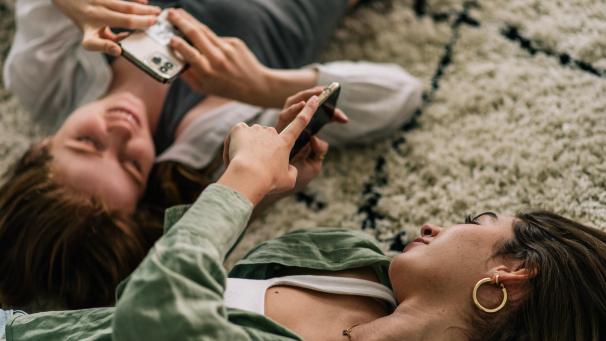 <p>Das Smartphone immer zur Hand? Das ist zu viel. Experten raten aber zu einem bewussten Umgang statt einem kompletten Verzicht.</p>