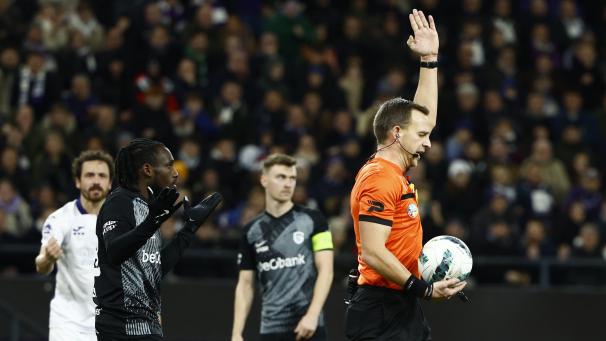 <p>Referee Nathan Verboomen sorgte mit seiner Entscheidung für Unmut aufseiten der Limburger.</p>