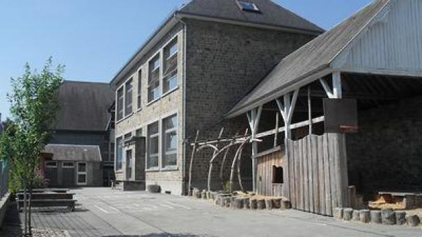 <p>Ein Blick von außen auf die Schule</p>