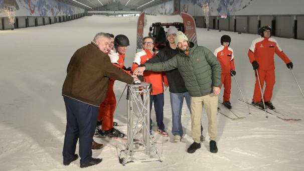 <p>Marc Coucke (Mitte) eröffnete die SnowWorld am Donnerstag offiziell.</p>