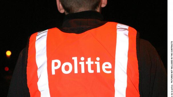 <p>Die Polizisten nahmen zwei Männer fest.</p>