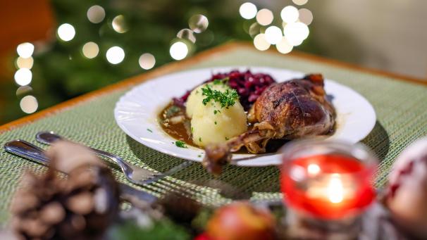 <p>Rund 150 bedürftige Menschen teilten sich ein weihnachtlichesFestmahl.</p>