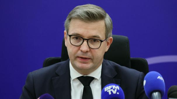 <p>Jean-Baptiste Bladier, Staatsanwalt von Meaux, spricht während einer Pressekonferenz.</p>