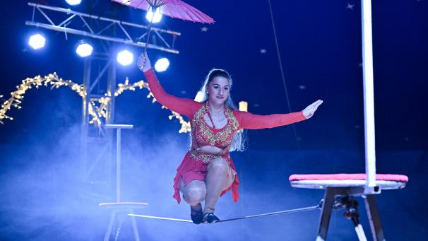 <p>Beim Weihnachtscircus in den Ettersten geht es auch artistisch zu: Seiltänzerin Virginia Neigert in Aktion.</p>