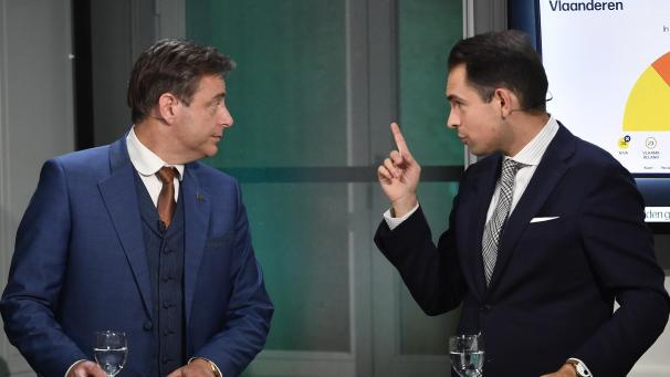 <p>Dass Tom Van Grieken (r.) durch die Spionage-Affäre in der Defensive steht, kommt N-VA-Chef Bart De Wever (l.) sehr gelegen.</p>