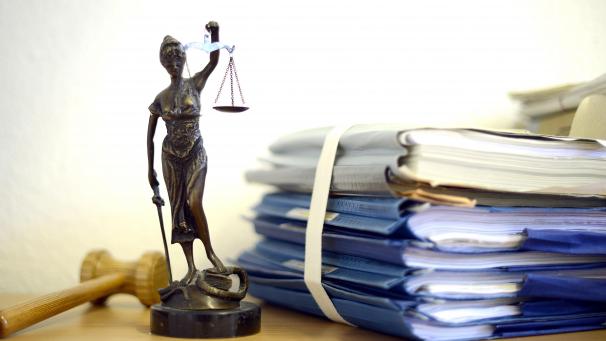 <p>Der Angeklagte streitet die Tat ab.</p>