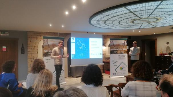 <p>Christoph Hendrich (l.) und Dany Heck stellten das Streckennetz vor.</p>