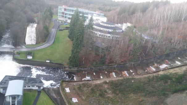 <p>Reichlich Wasser sieht man links abfließen, rechts ist Baustelle.</p>