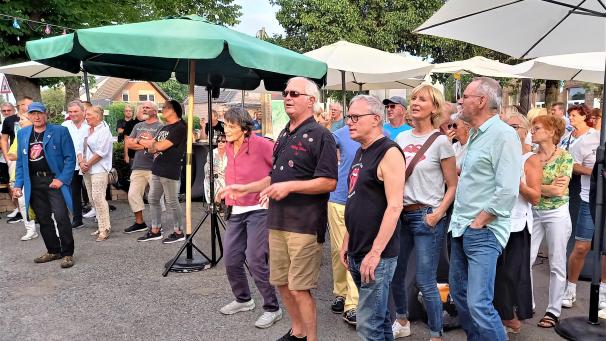 <p>Beim großen Open Air in Lichtenbusch war Manager „Manni“ Engelhardt (links) stolz auf ein schönes Event.</p>