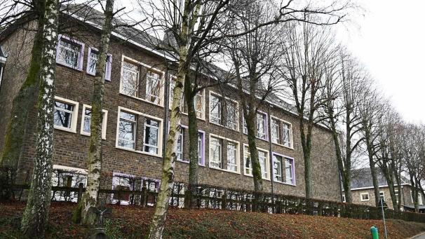 <p>Nach außen wird die Sekundarschule nach dem Umbau unverändert bleiben. Die einzelnen Flügel werden zum Schulhof hin verbreitert.</p>