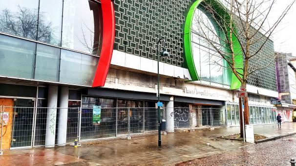 <p>Seit Jahren verwaist: Die Fassade am Horten-Haus gleicht seitlich und von vorne einem Schandfleck.</p>