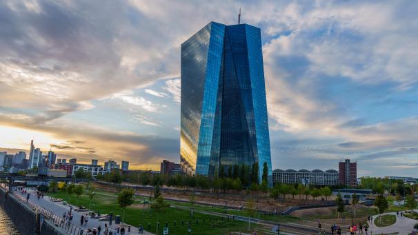 <p>2024 wird mit einer Kehrtwende gerechnet: Die Zinsen sollten langsam wieder gesenkt werden, so die Markterwartung. Bild: Europäische Zentralbank in Frankfurt.</p>