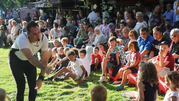 <p>Clown „Agro“ hät das Publikum in Bann.</p>